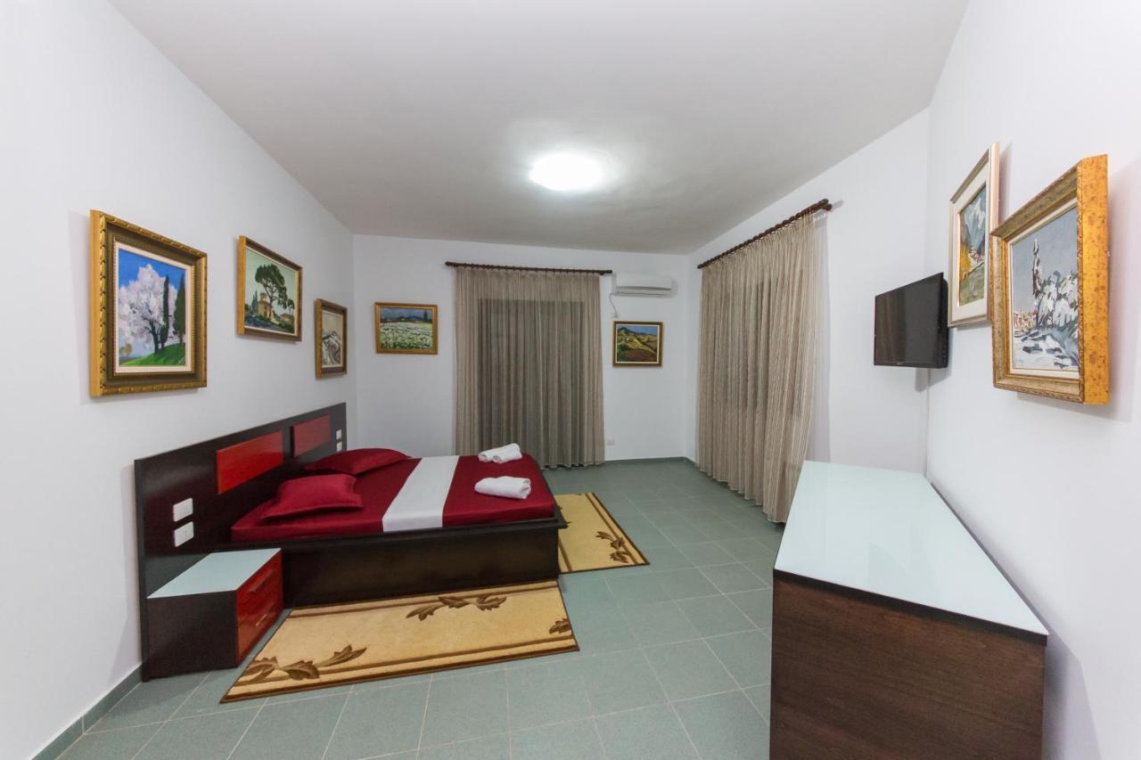 Hotel Artisti Вльора Екстер'єр фото