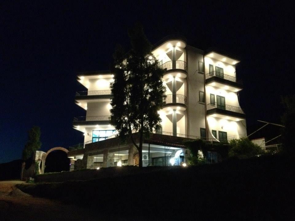 Hotel Artisti Вльора Екстер'єр фото