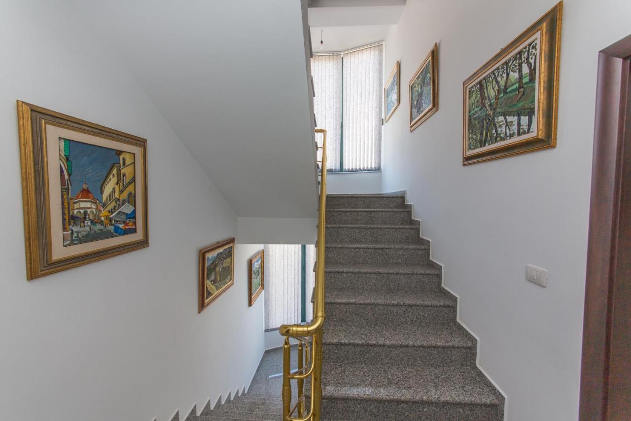 Hotel Artisti Вльора Екстер'єр фото