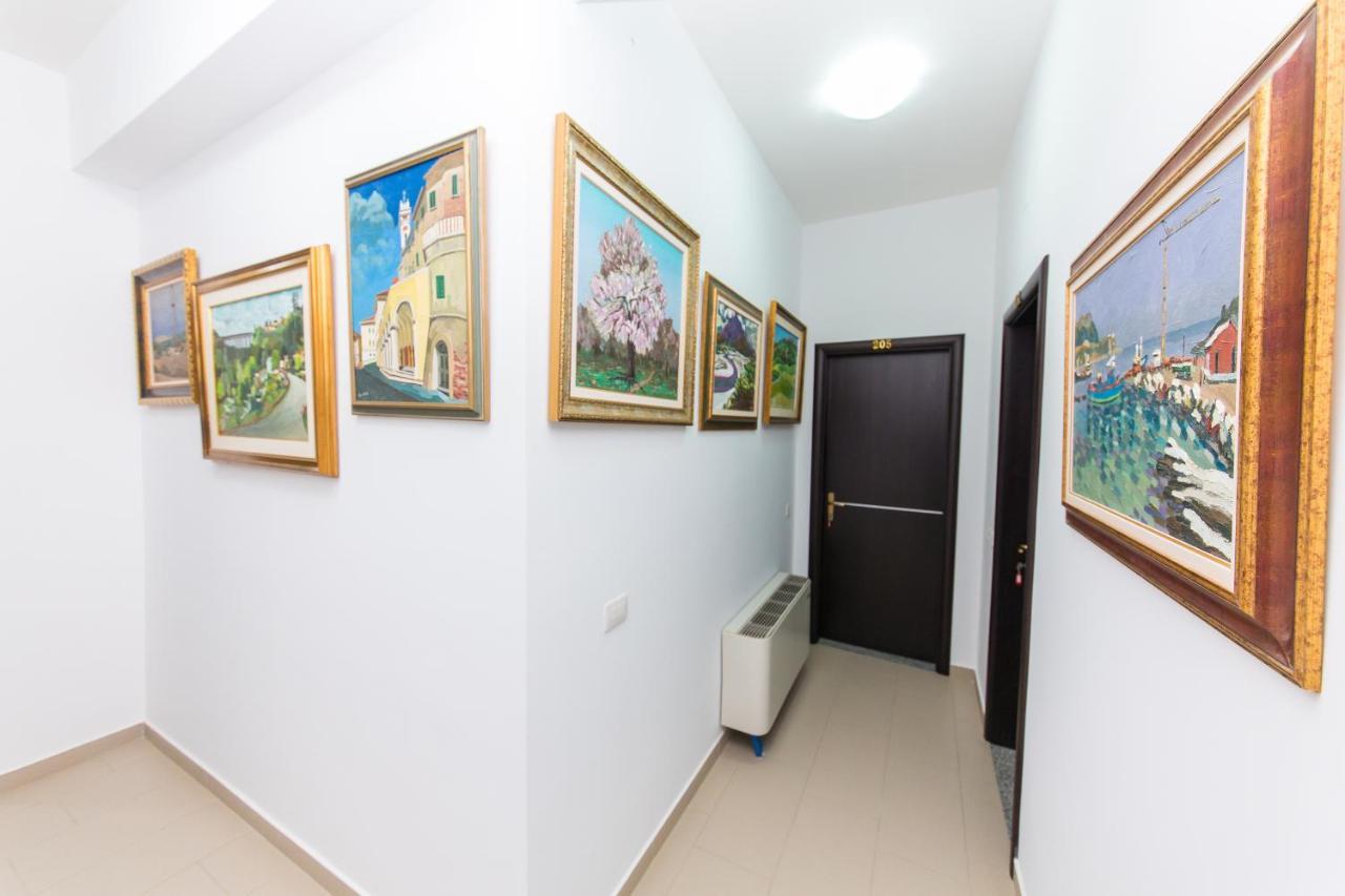 Hotel Artisti Вльора Екстер'єр фото